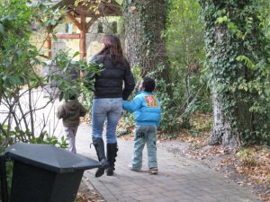 hand in hand, samen op stap